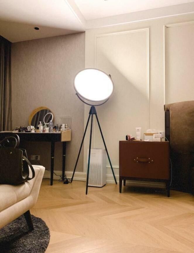 Modern Minimalist Art White Black LED Floor Lamp Nordic Living Room Decoration Lamp Bedroom Bedside Lamp (WH-MFL-145)
