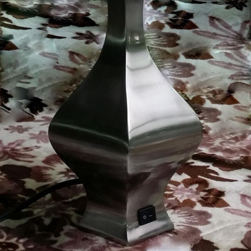 Fashion Modern Metal Body Table Lamp for Home or Hotel