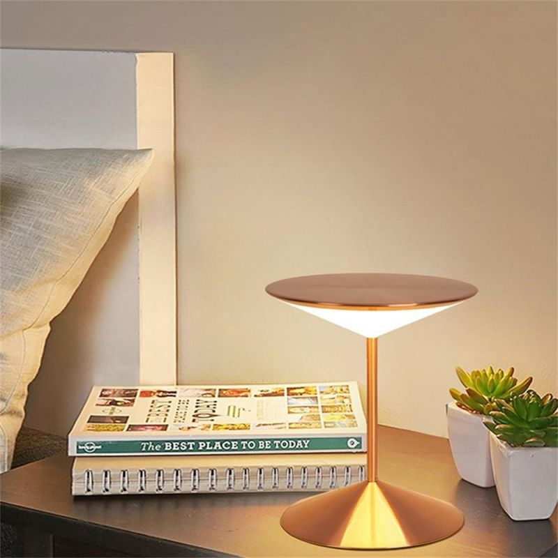 Modern Simple Creative Metal Table Lamp Nordic Living Room Bedroom Study Designer LED Desk Lamp Home Decor Art Decor Night Lamp