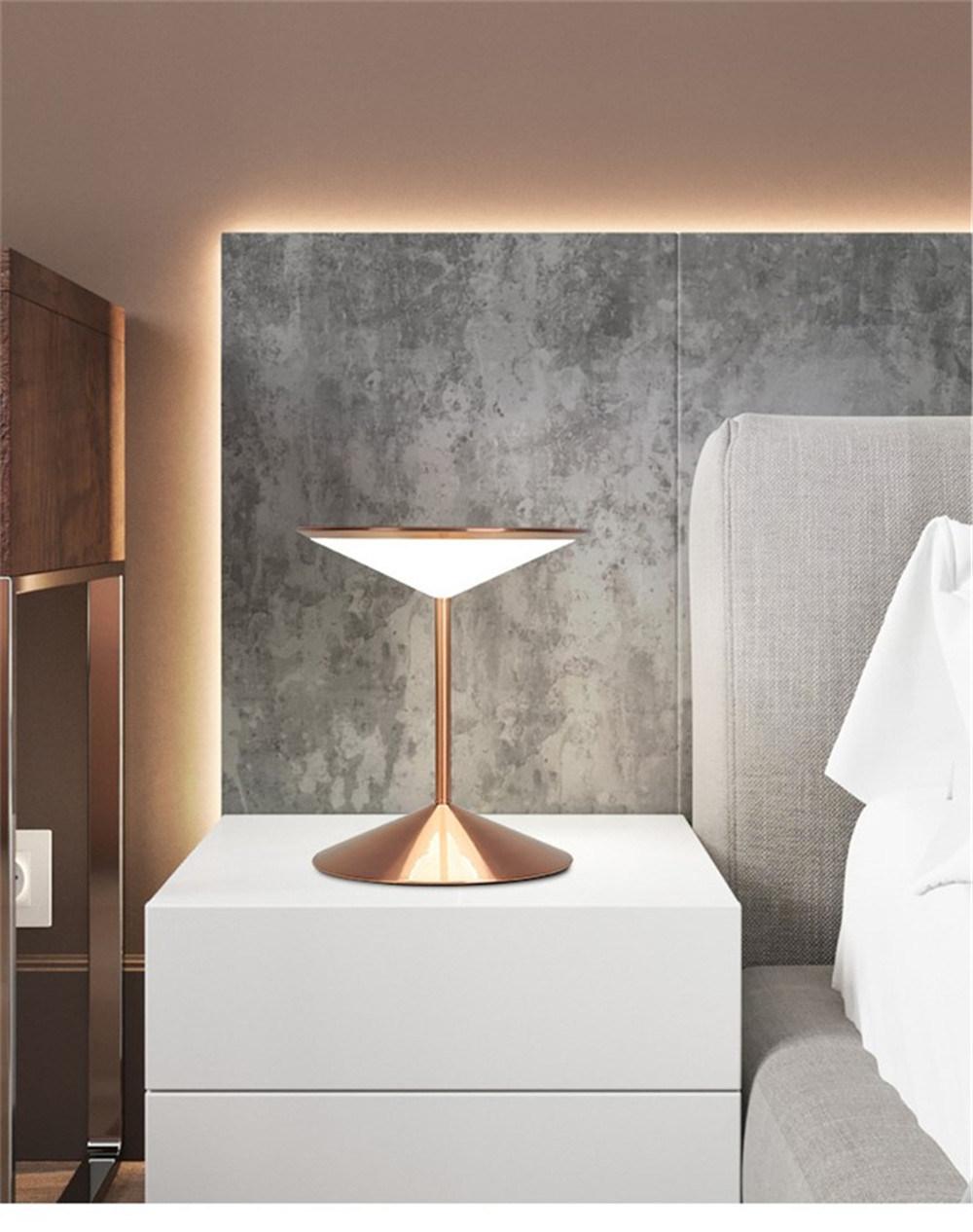 Modern Simple Creative Metal Table Lamp Nordic Living Room Bedroom Study Designer LED Desk Lamp Home Decor Art Decor Night Lamp