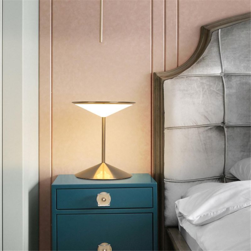 Modern Simple Creative Metal Table Lamp Nordic Living Room Bedroom Study Designer LED Desk Lamp Home Decor Art Decor Night Lamp
