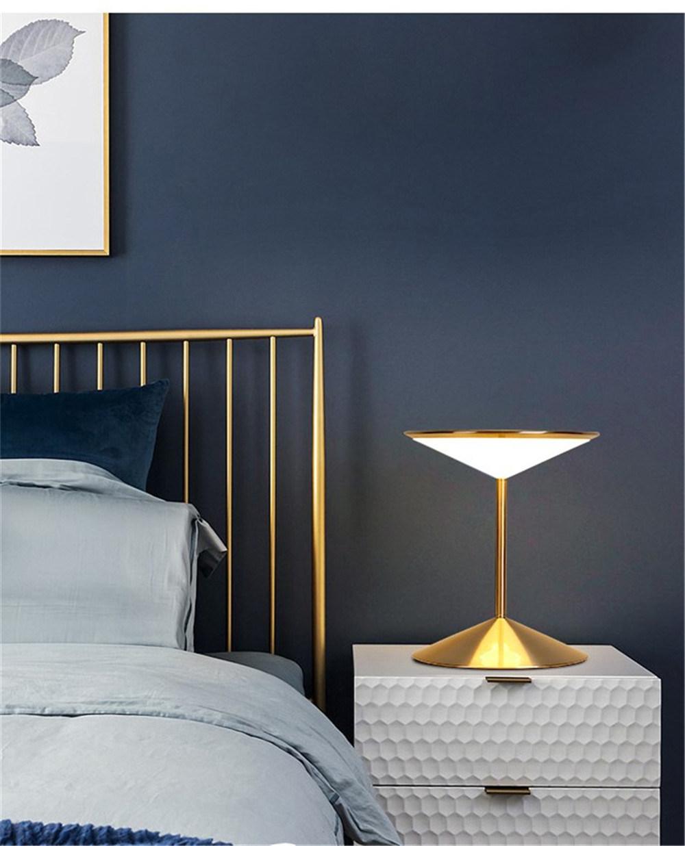 Modern Simple Creative Metal Table Lamp Nordic Living Room Bedroom Study Designer LED Desk Lamp Home Decor Art Decor Night Lamp