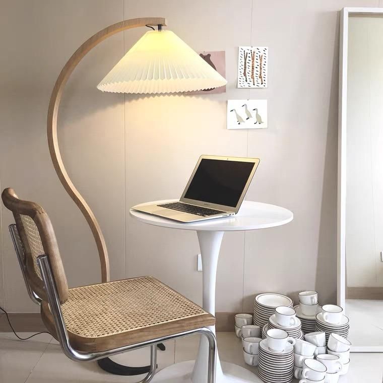 Korean Blogger′s Same Style Retro Pleated Floor Lamp