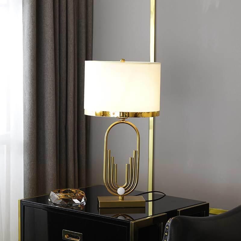Creative Metal Fashion Lighting American Luxury Desk Lamp Cloth Shade Bedroom Hotel Guest Room Postmodern Designer Decorative Table Lamp