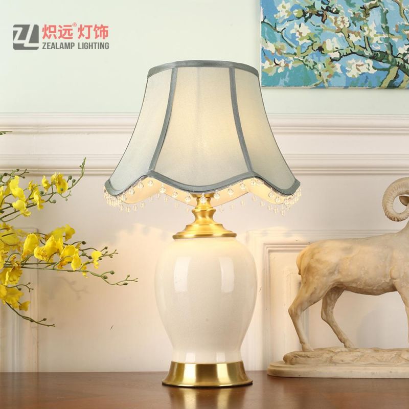 Modern Decorative White Ceramic Table Lamp for Hotel (TL8039)