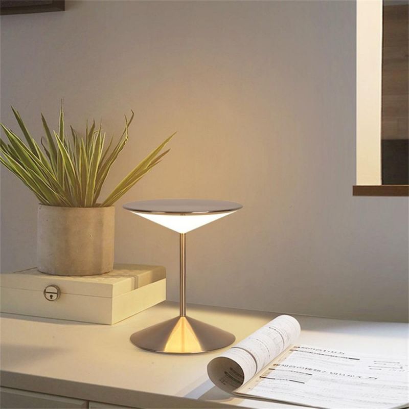 Modern Simple Creative Metal Table Lamp Nordic Living Room Bedroom Study Designer LED Desk Lamp Home Decor Art Decor Night Lamp