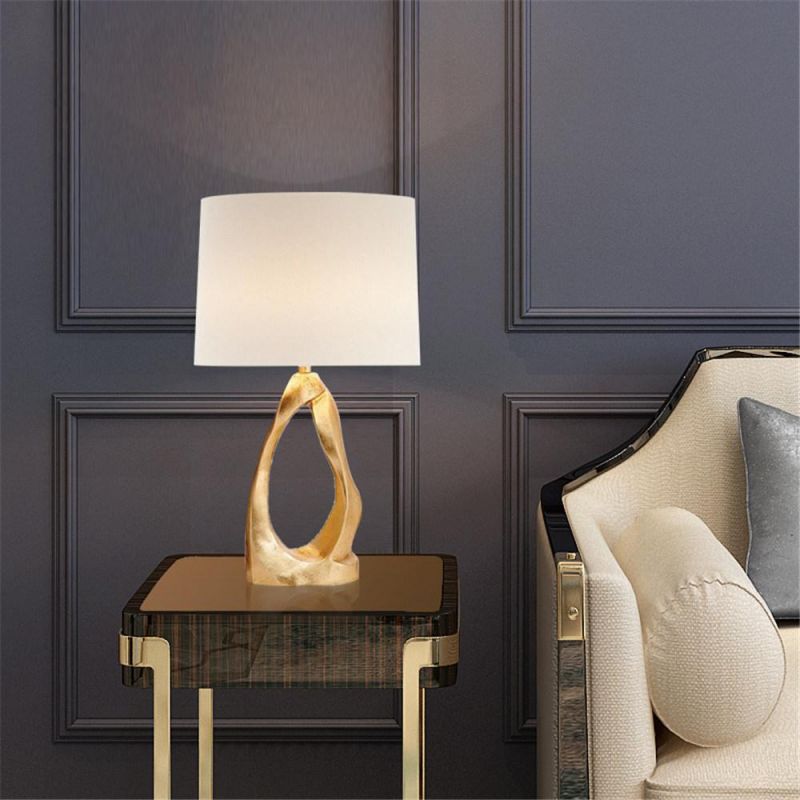 Modern Luxury Golden Table Lamps for Living Room Bedside Lamp LED Desk Lamp Designer Simple Table Lamps Home Deco Light Fixtures