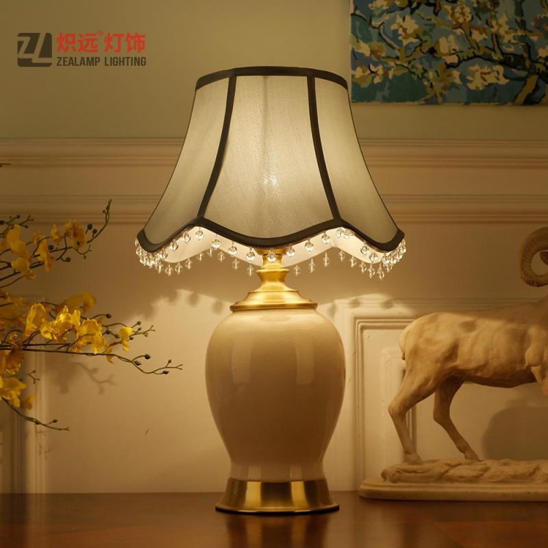 Modern Decorative White Ceramic Table Lamp for Hotel (TL8039)