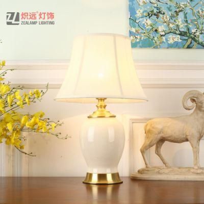 Modern Decorative White Ceramic Table Lamp for Hotel (TL8039)