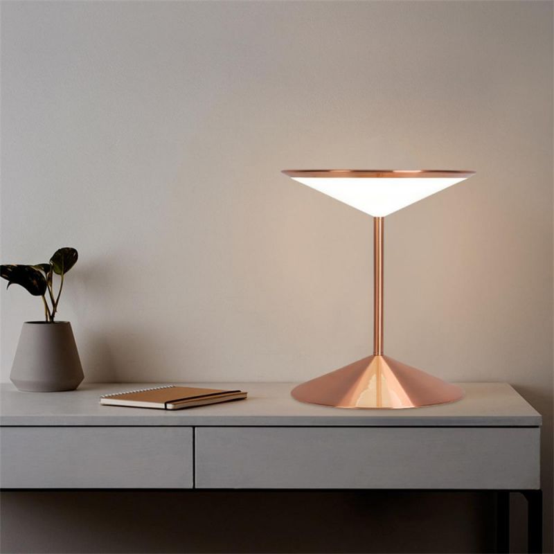 Modern Simple Creative Metal Table Lamp Nordic Living Room Bedroom Study Designer LED Desk Lamp Home Decor Art Decor Night Lamp