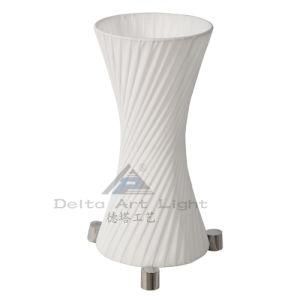 Modern Tripod Table Light with White Lamp Shade for Hotel Deco (C5007704)